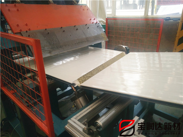 寶潤達聚氨酯復(fù)合板生產(chǎn)