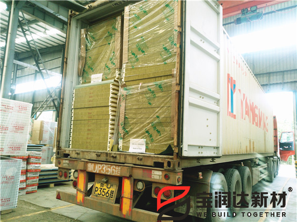 寶潤(rùn)達(dá)聚氨酯封邊巖棉板發(fā)貨現(xiàn)場(chǎng)