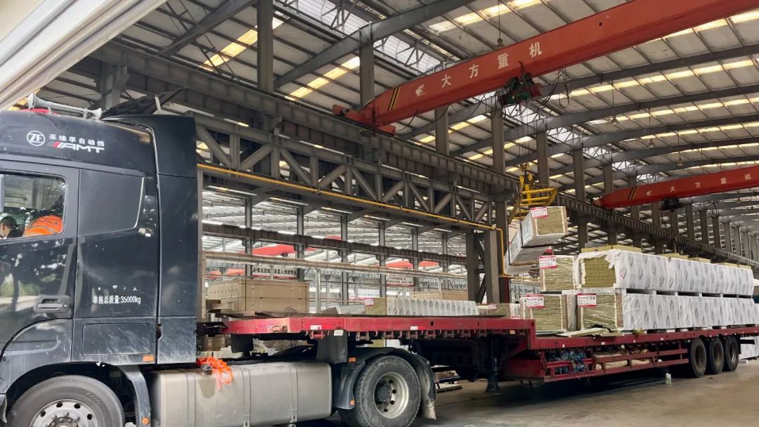 口碑爆棚！23000平熱壓企口鋁板保溫一體板火熱打包裝車發(fā)出！