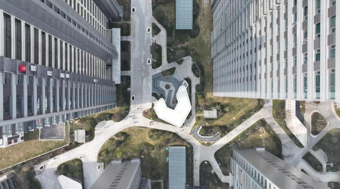 40℃+熱浪“烤”驗建筑！“清涼鎧甲”正成為高溫城市的救命科技！