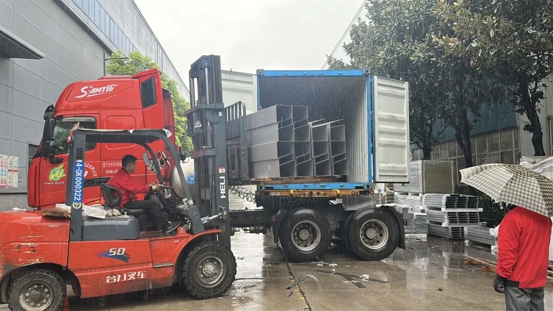 風(fēng)雨無阻！寶潤達車間“鐵軍”迎戰(zhàn)連綿秋雨，護航日本客戶準時交付！