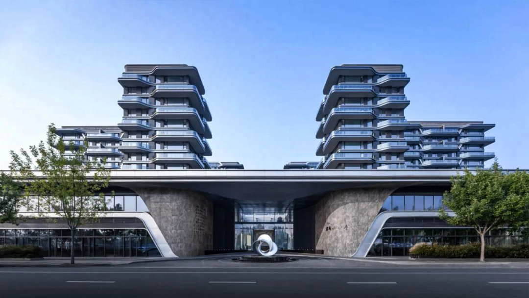 當(dāng)銀灰鋁板遇見(jiàn)西安天際線(xiàn)！寶潤(rùn)達(dá)科技幕墻如何讓建筑擁有「超流體美學(xué)」？