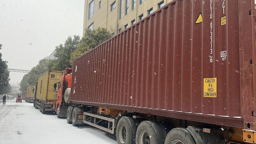 大雪中的發(fā)貨現(xiàn)場(chǎng)｜寒潮下，寶潤(rùn)達(dá)10000㎡鋼構(gòu)墻板+頂板整裝發(fā)往斯里蘭卡